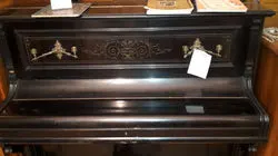 schwarzes Klavier
